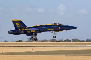 Uçak Blue Angels Deniz Kuvvetleri uçuş gösteri filosu Miramar Havacılık Fuarında gerçekleştirir