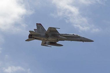 Uçak askeri F-15 kartal ve F-18 Hornet jet 2017 Miramar Havacılık Fuarında uçan avcı