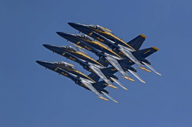 Uçak Blue Angels Deniz Kuvvetleri uçuş gösteri filosu Miramar Havacılık Fuarında gerçekleştirir