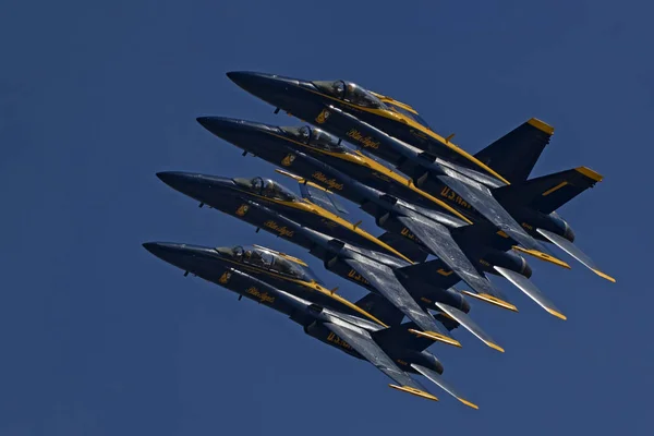 Самолет Blue Angels F-18 Hornet jet fighter выступает на Miramar Airshow — стоковое фото