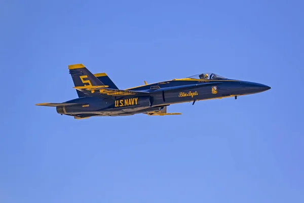 Letadlo f-18 Hornet Blue Angels stíhačky vystoupení na Miramar Airshow — Stock fotografie