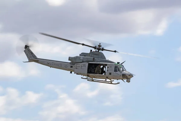 Uh-1 Venom Huey vliegtuigen helikopter vliegen op de 2017 Miramar Airshow — Stockfoto