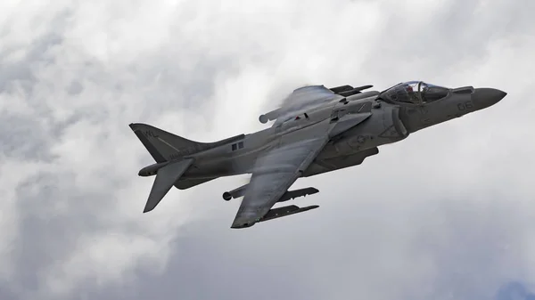 Airplane AV-8 Harrier jet fighter flying at the airshow — Stock Photo, Image