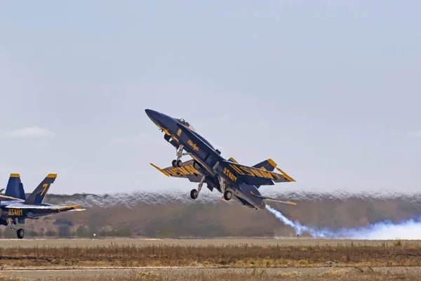 Uçak Mavi Melekler jet San Diego'da Miramar Airshow, uçan avcı — Stok fotoğraf