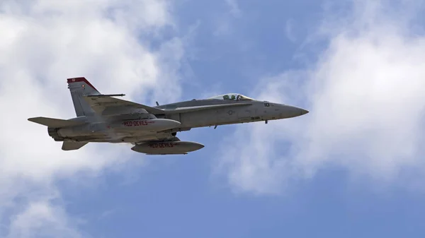 Avião militar F-15 Eagle e F-18 Caças a jato Hornet voando no Miramar Airshow de 2017 — Fotografia de Stock