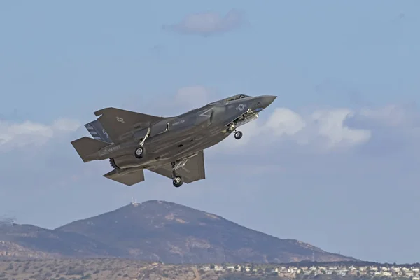 Repülőgép F-35 lopakodó vadászrepülőgép felszállás — Stock Fotó