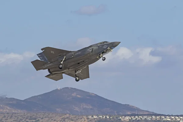 Décollage d'un chasseur furtif F-35 — Photo