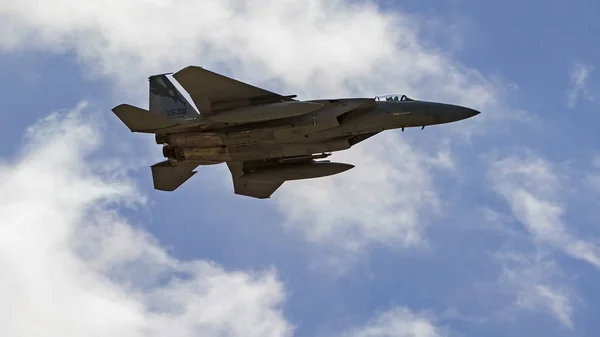 Airplane military F-15 Eagle and F-18 Hornet jet fighters flying at the 2017 Miramar Airshow — Stock Photo, Image