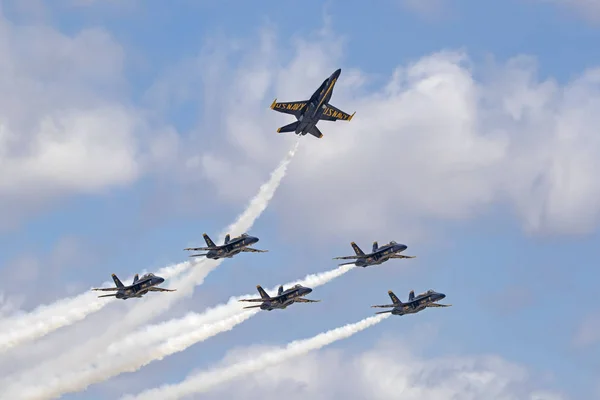 Airplane Blue Angels Navy Flight Demonstration Squadron performs at Miramar Airshow — Stock Photo, Image