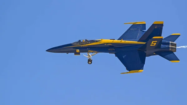 Avión Blue Angels Navy Flight Demonstration Squadron realiza en Miramar Airshow — Foto de Stock