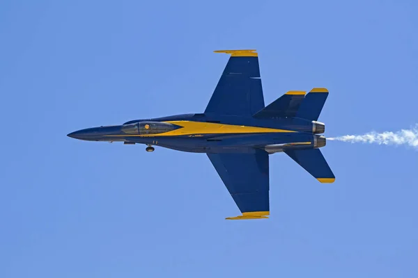 Airplane Blue Angels Navy Flight Demonstration Squadron performs at Miramar Airshow — Stock Photo, Image