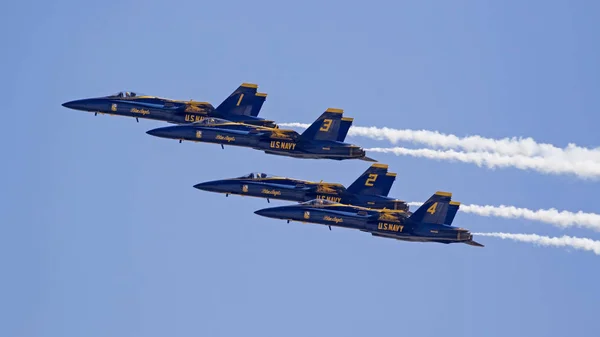 Uçak Blue Angels Deniz Kuvvetleri uçuş gösteri filosu Miramar Havacılık Fuarında gerçekleştirir — Stok fotoğraf