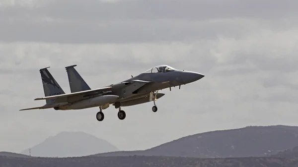 Airplane military F-15 Eagle and F-18 Hornet jet fighters flying at the 2017 Miramar Airshow — Stock Photo, Image