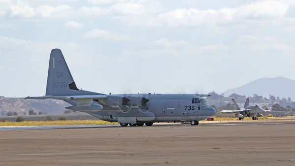飞机 C-130 部队运输和 F-18 大黄蜂飞机准备起飞 — 图库照片