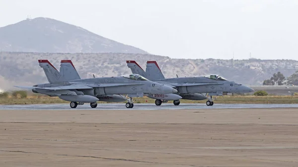 Avião militar F-15 Eagle e F-18 Caças a jato Hornet voando no Miramar Airshow de 2017 — Fotografia de Stock