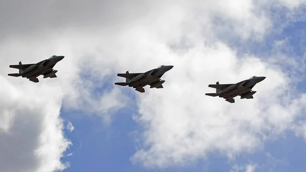 Airplane military F-15 Eagle and F-18 Hornet jet fighters flying at the 2017 Miramar Airshow — Stock Photo, Image