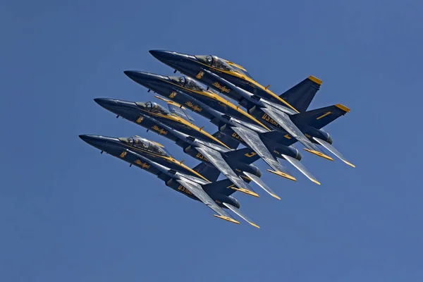 Samolot Blue Angels Navy Flight demonstracji Squadron wykonuje w Miramar Airshow — Zdjęcie stockowe