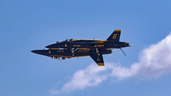 Airplane Blue Angels F-18 Hornet jet fighters perfroming at the airshow — Stock Photo, Image