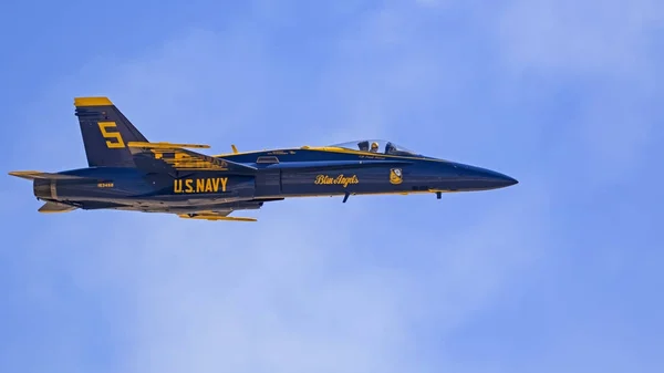 Aereo Blue Angels F-18 Hornet caccia jet perfroming al airshow — Foto Stock