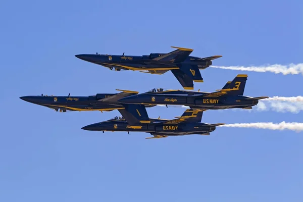 Airplane Blue Angels F-18 Hornet jet fighters perfroming at the airshow — Stock Photo, Image