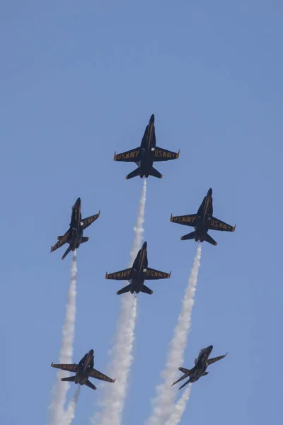 Avión Blue Angels F-18 Hornet cazas a reacción perfroming en el airshow —  Fotos de Stock