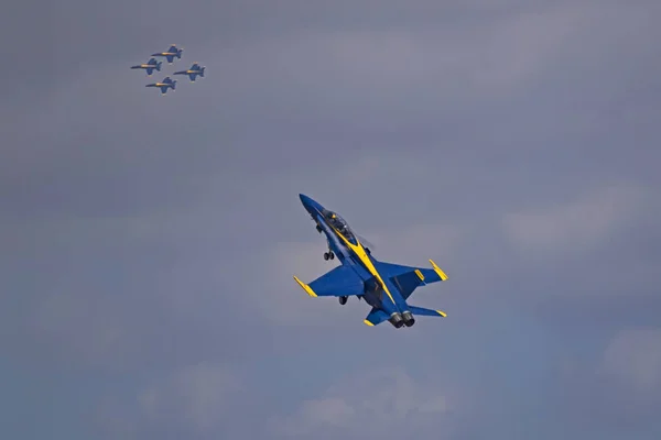 Flygplan blå änglar f-18 stridsflygplan utför vid airshow — Stockfoto