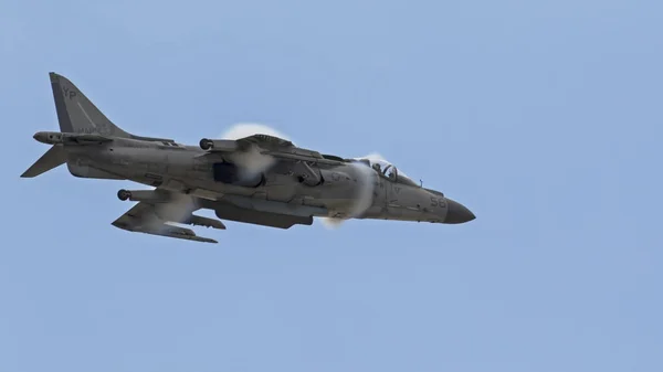 Airplane Marines Av-8 Harrier approaches the speed of sound — Stock Photo, Image