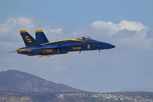 Avião Blue Angels F-18 caças a jato realizando no show aéreo — Fotografia de Stock