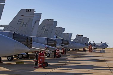 Uçak F-18 Hornet jet avcı uçağı