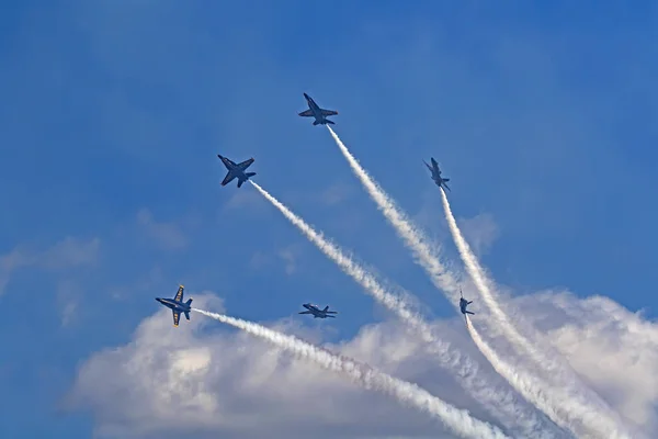Airplane Blue Angels F-18 jet fighters performing at airshow — Stock Photo, Image