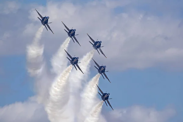 Avião Blue Angels F-18 caças a jato realizando no show aéreo — Fotografia de Stock