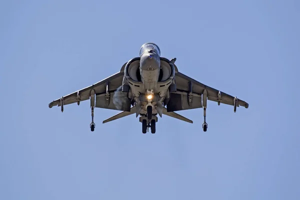 Samolotu Harrier Av-8 Marines myśliwca leci na airshow — Zdjęcie stockowe
