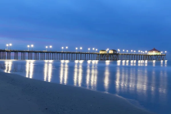 Spiaggia molo durante l'inverno crepuscolo — Foto Stock