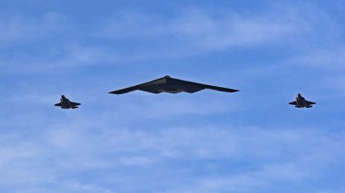 Uçaklar B-2 bombardıman ve F-35 yıldırım jet 2018 turnuva gül Parade Pasadena, Kaliforniya'da başlangıcı üzerinde uçan avcı. B-2 bombardıman her yıl geçit başında gerçekleştirir.
