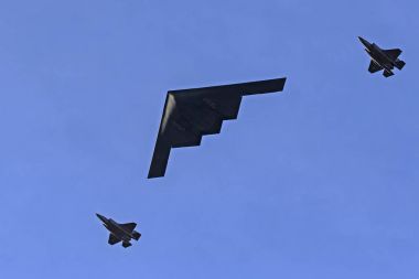 Uçaklar B-2 bombardıman ve F-35 yıldırım jet 2018 turnuva gül Parade Pasadena, Kaliforniya'da başlangıcı üzerinde uçan avcı. B-2 bombardıman her yıl geçit başında gerçekleştirir.