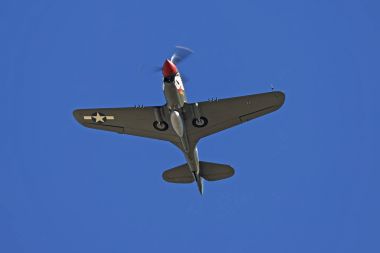 Havaalanı uçan uçak vintage WWII P-40 Warhawk avcı