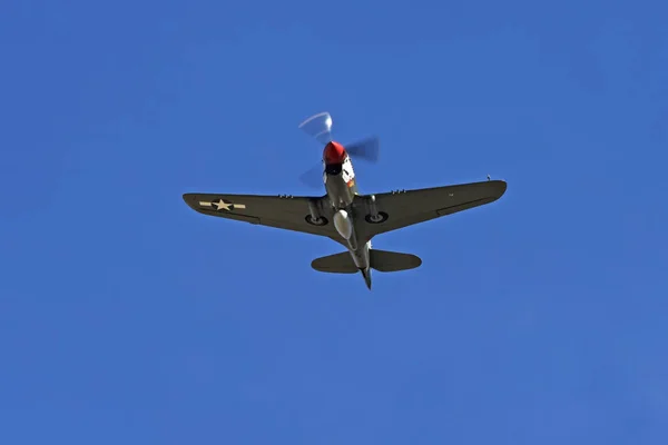 Літак Vintage Винищувач Другої Світової Війни Warhawk Летить Над Аеропорту — стокове фото