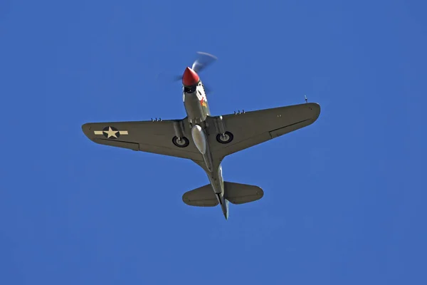 Flugzeug Vintage Wwii Warhawk Fighter Fliegt Über Flughafen — Stockfoto