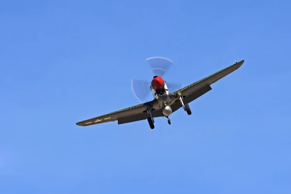 Vintage Wwii Warhawk Μαχητής Αεροπλάνο Πετώντας Πάνω Από Αεροδρόμιο — Φωτογραφία Αρχείου
