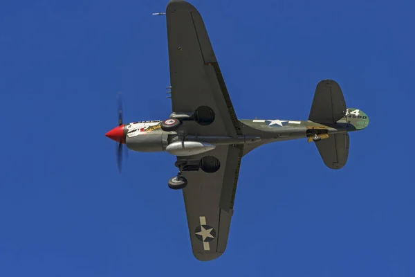 Samolot Vintage Myśliwski Wojny Światowej Warhawk Latające Nad Lotnisko — Zdjęcie stockowe
