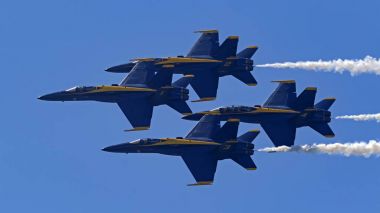 Mavi Melekler F-18 jet savaşçıların 2017 Huntington Beach Airshow California, uçan. Huntington Beach, California, ABD - 14 Ekim 2017. Mavi Melekler Huntington Beach, Kaliforniya gerçekleştirmek