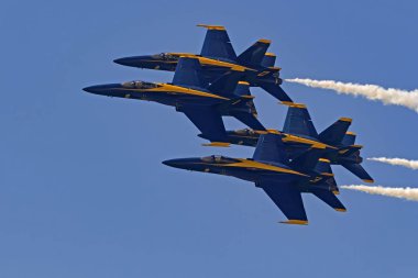 Mavi Melekler F-18 jet savaşçıların 2017 Huntington Beach Airshow California, uçan. Huntington Beach, California, ABD - 14 Ekim 2017. Mavi Melekler Huntington Beach, Kaliforniya gerçekleştirmek