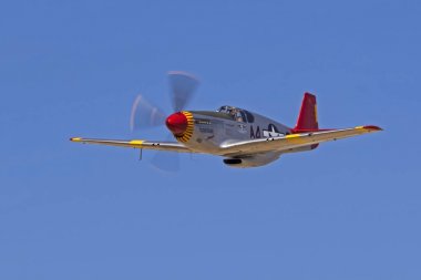 Uçak P-51 Mustang kırmızı kuyruk İkinci Dünya Savaşı savaş uçağı. Phoenix, Arizona, ABD-Mart 16,2018. Lacivert melekler ve diğer askeri uçak 2018 Luke gün Luke hava üssü Arizona'gerçekleştirmek.