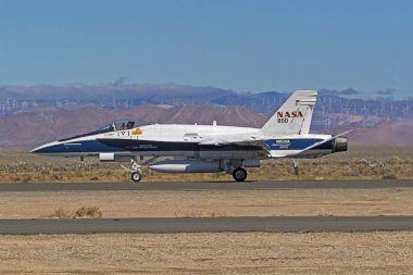 NASA F-18 Hornet jet Los Angeles Air Show'da uçan uçaklar. Los Angeles, Kaliforniya, ABD - Mart 24,2018. 2 gündür gerçekleştirme 2018 Los Angeles Air Show özellikleri askeri ve sivil hava davranır.