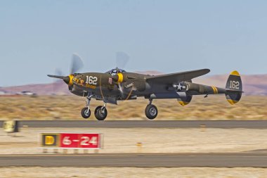 P-38 yıldırım uçan uçaklar hava Los Angeles Fuarı'nda kalkış. Los Angeles, Kaliforniya, ABD - Mart 24,2018. 2 gündür gerçekleştirme 2018 Los Angeles Air Show özellikleri askeri ve sivil hava davranır.