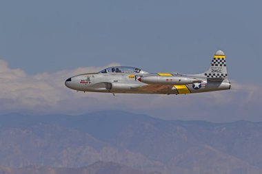Los Angeles hava Fuarı'nda uçan uçaklar Kore Savaşı jetleri. Los Angeles, Kaliforniya, ABD - Mart 24,2018. 2 gündür gerçekleştirme 2018 Los Angeles Air Show özellikleri askeri ve sivil hava davranır.