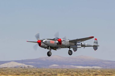 P-38 yıldırım Los Angeles Air Show'da uçan uçaklar. Los Angeles, Kaliforniya, ABD - Mart 24,2018. 2 gündür gerçekleştirme 2018 Los Angeles Air Show özellikleri askeri ve sivil hava davranır.