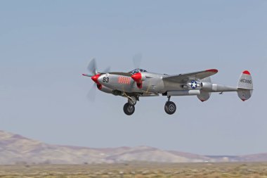 Los Angeles hava Fuarı'nda uçan uçaklar P-38 yıldırım İkinci Dünya Savaşı savaş. Los Angeles, Kaliforniya, ABD - Mart 24,2018. 2 gündür gerçekleştirme 2018 Los Angeles Air Show özellikleri askeri ve sivil hava davranır