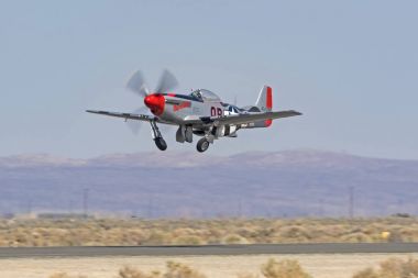 P-51 Mustang Los Angeles Air Show'da uçan uçaklar. Los Angeles, Kaliforniya, ABD - Mart 24,2018. 2 gündür gerçekleştirme 2018 Los Angeles Air Show özellikleri askeri ve sivil hava davranır.