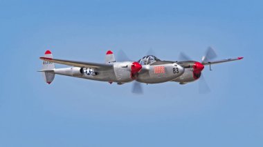 Los Angeles hava Fuarı'nda uçan uçak P-38 yıldırım. Los Angeles, Kaliforniya, ABD - Mart 24,2018. 2 gündür gerçekleştirme 2018 Los Angeles Air Show özellikleri askeri ve sivil hava davranır.